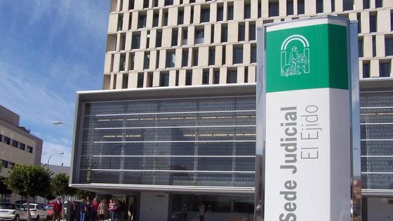 La Policía Nacional auxilia a un bebé atrapado en un coche