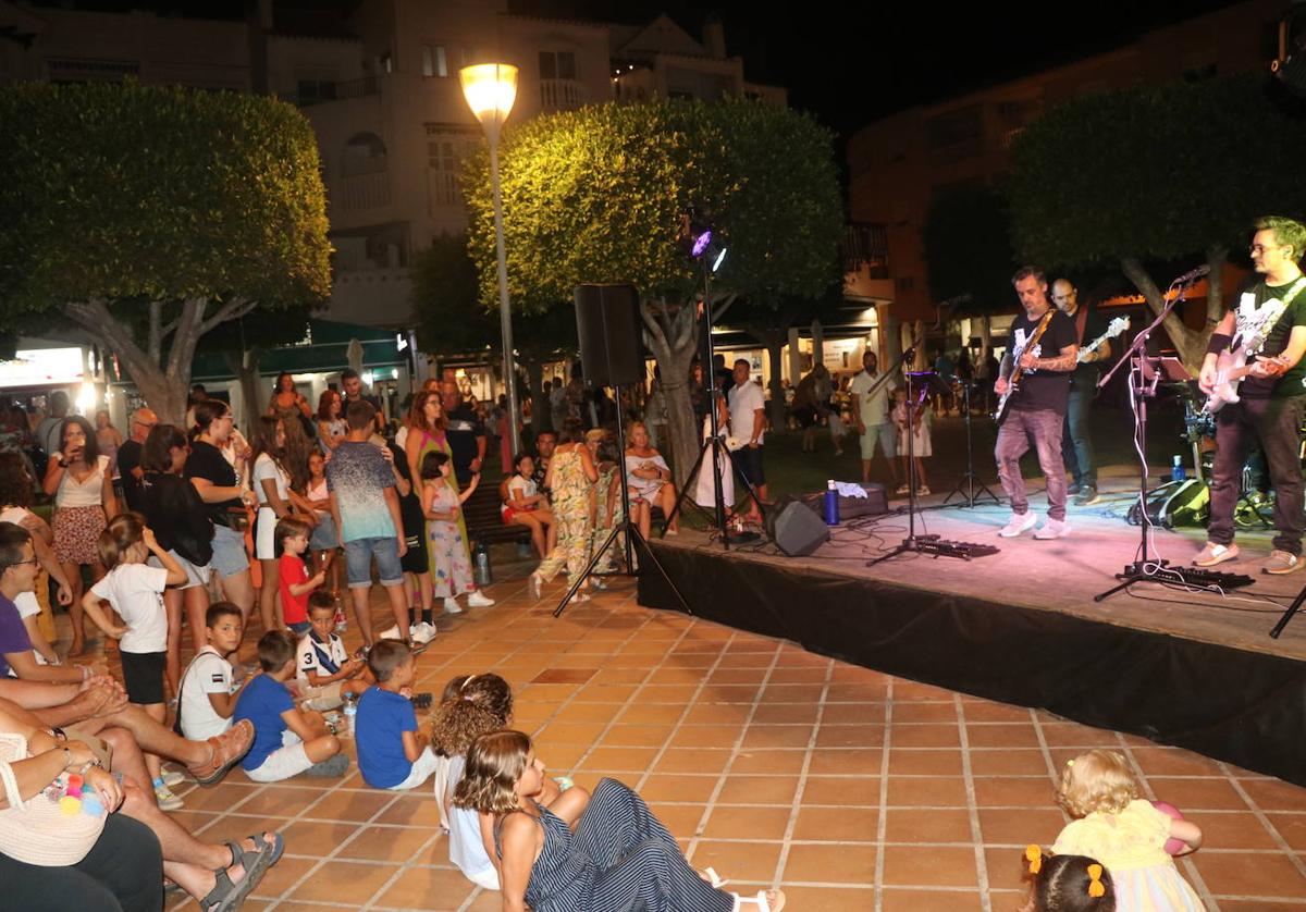 Concierto de Little Rock en la Plaza Batel de Almerimar.