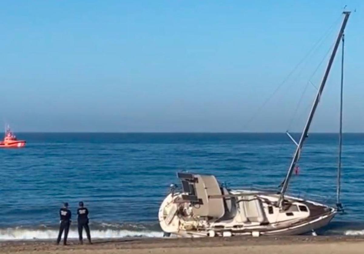 Un velero amanece varado en la orilla de la playa de Almerimar
