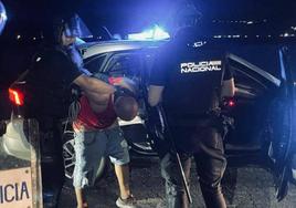 La Policía Nacional de El Ejido detiene a Tyson.