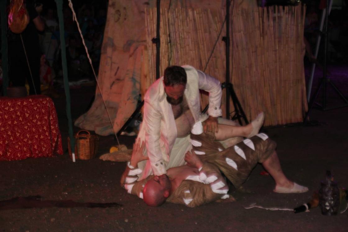 Los piratas toman la playa de Almerimar entre fuego y tambores