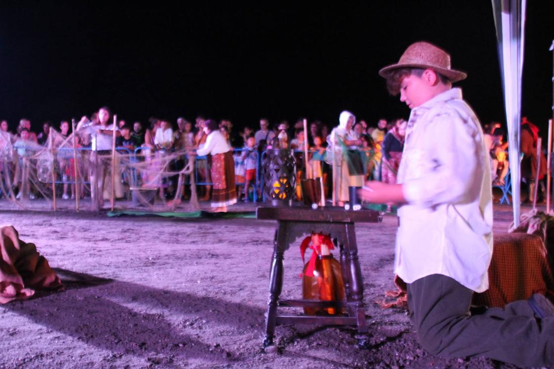 Los piratas toman la playa de Almerimar entre fuego y tambores