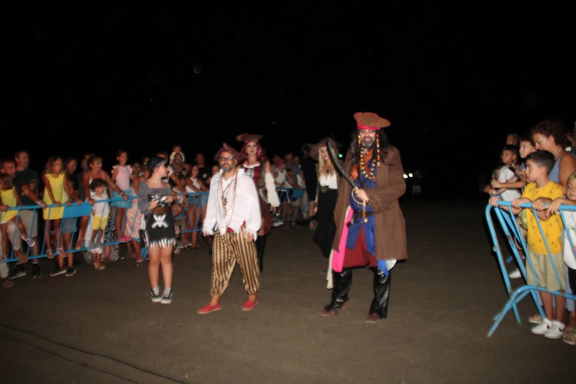 Los piratas toman la playa de Almerimar entre fuego y tambores