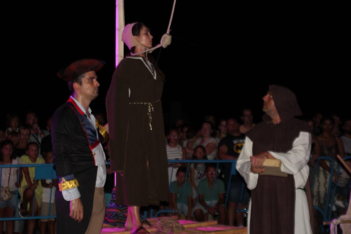 Los piratas toman la playa de Almerimar entre fuego y tambores