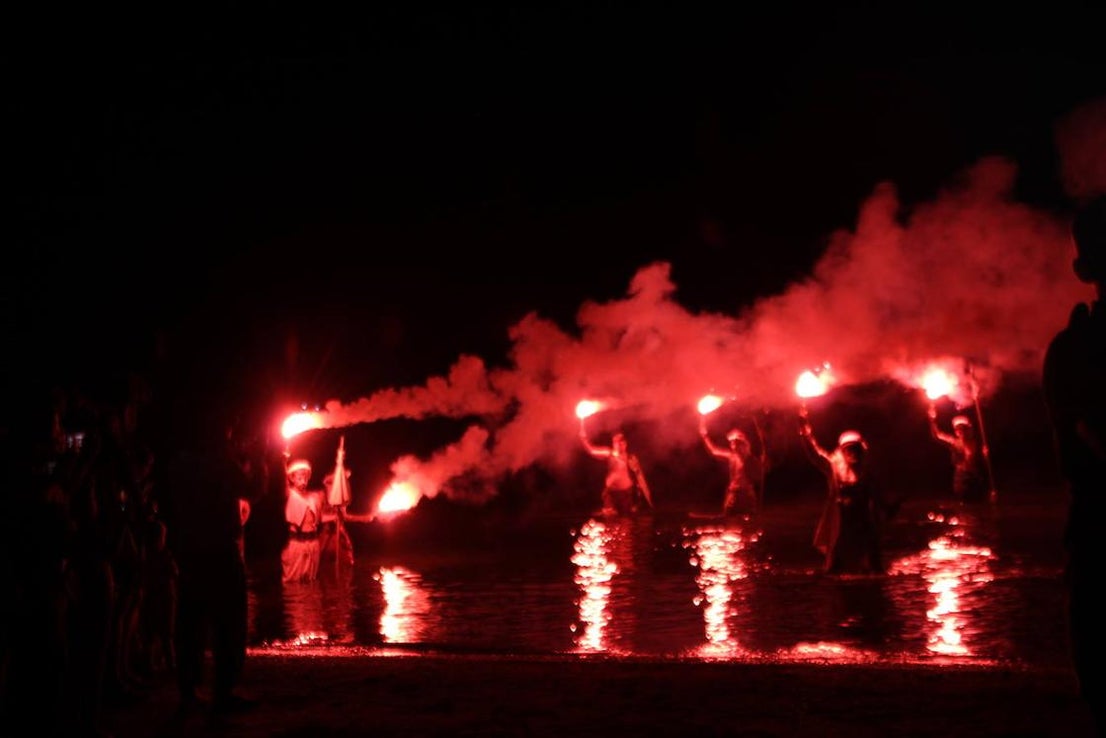 Los piratas toman la playa de Almerimar entre fuego y tambores