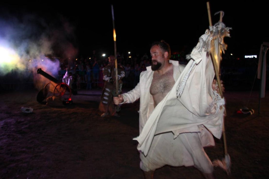 Los piratas toman la playa de Almerimar entre fuego y tambores