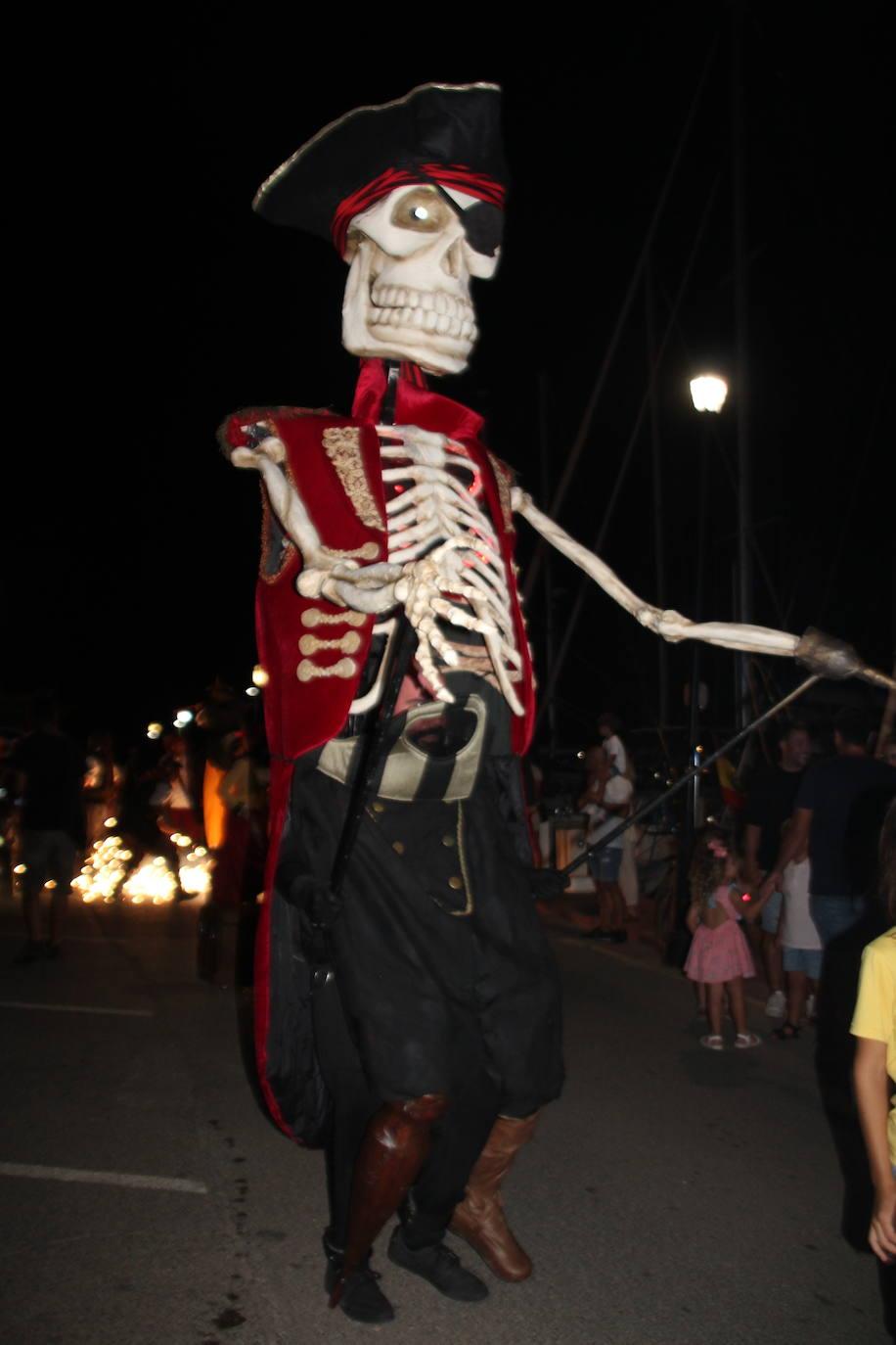 Los piratas toman la playa de Almerimar entre fuego y tambores