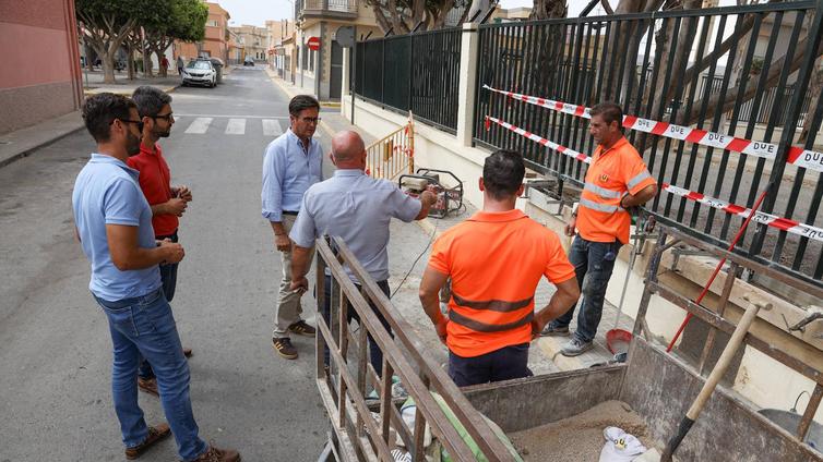 El Ayuntamiento intensifica las tareas de mantenimiento en los colegios de cara al inicio de curso