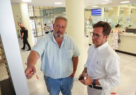 Francisco Góngora y José Francisco Rivera, con la nueva máquina.