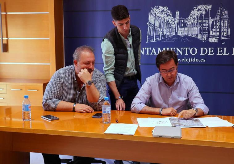 José Francisco Rivera, Manuel Martínez y Francisco Góngora estudiando el proyecto de 'Los Cecilios'.