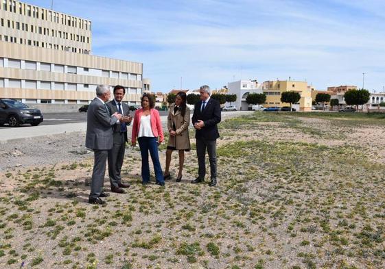 maImagen de una antigua visita de la consejesera de Salud al terreno donde se construirá el centro.