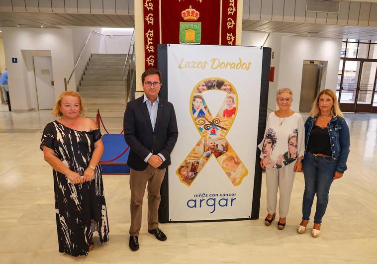El Ejido sensibiliza sobre cáncer infantil y adolescente con un gran lazo dorado