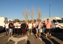 Los comerciantes del mercadillo de El Ejido piden que les dejen trabajar todas las semanas