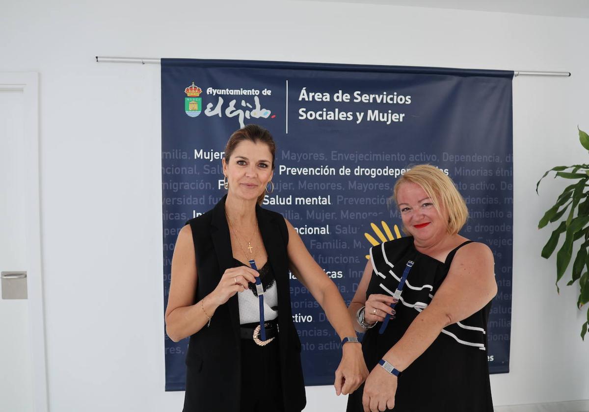 El Ejido reparte pulseras localizadoras entre personas con discapacidad y mayores