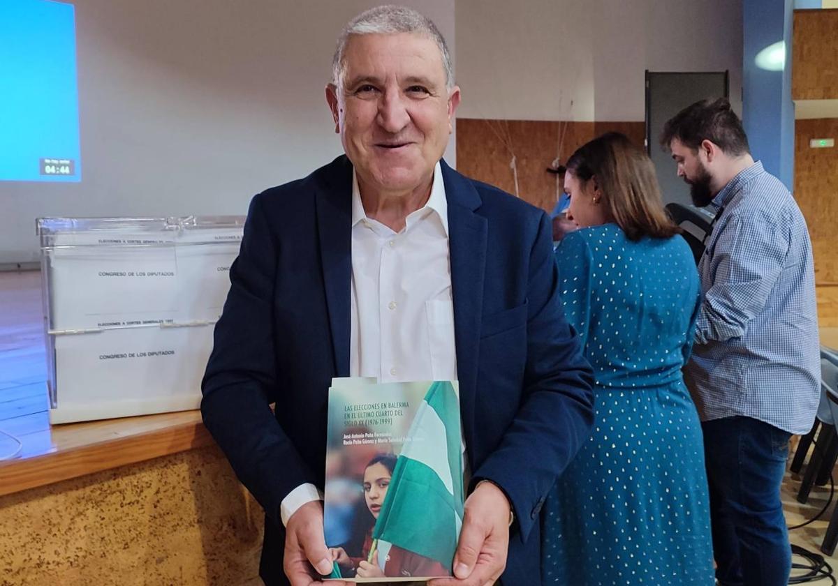 José Antonio Peña durante la presentación de su libro y junto a una urna de las elecciones.