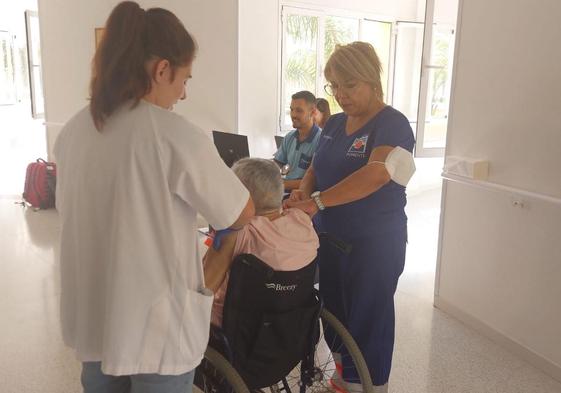 El Distrito Sanitario Poniente vacunará frente a la gripe y covid sin cita previa este fin de semana.