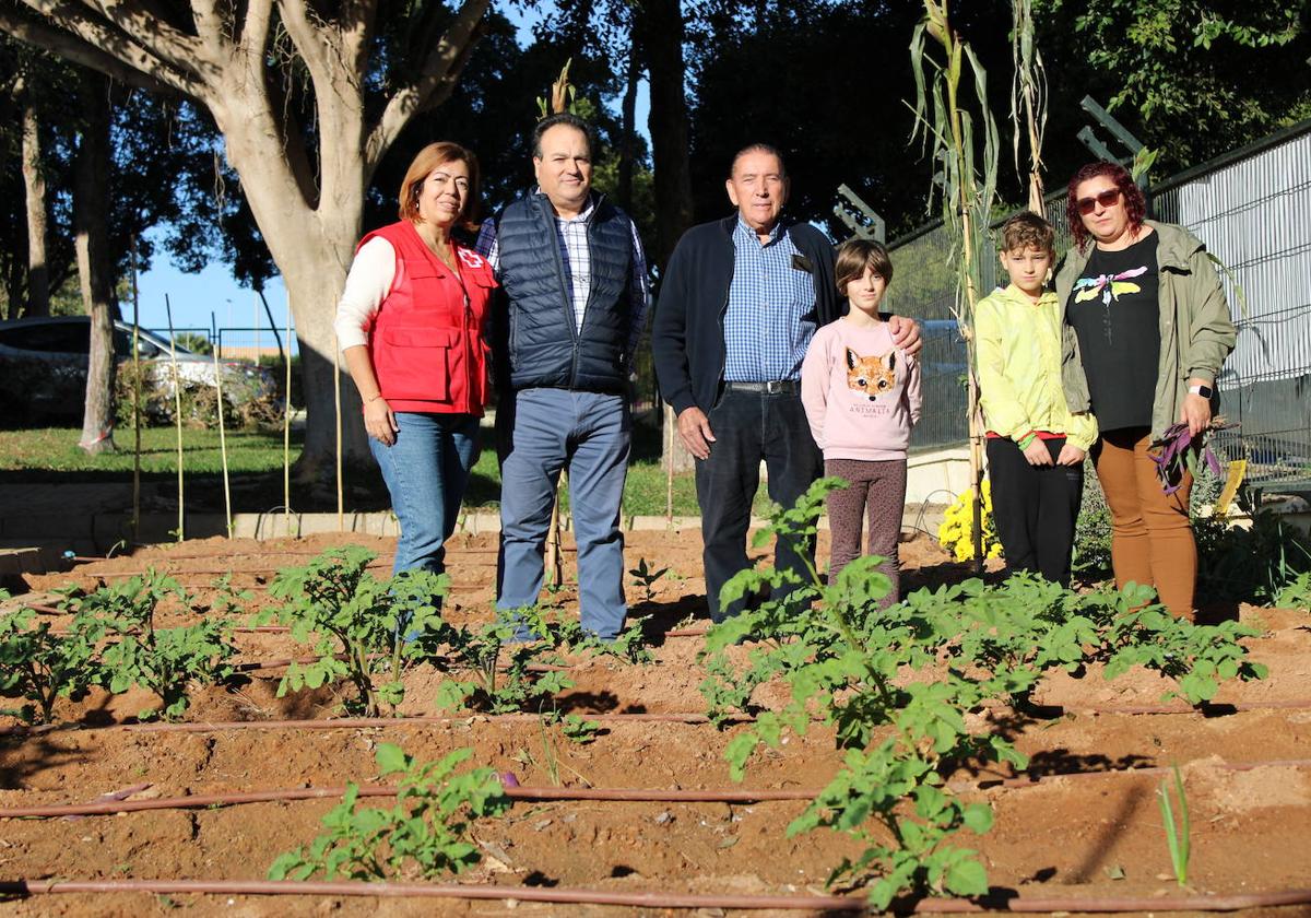 Charo Matillas, Juan Antonio Rodríguez, Fernando Gómez y Mari Carmen Matillas con dos alumnas del centro, en su huerto escolar.