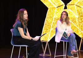 María Herminia Padial y Elena Gómez presentando la programación.
