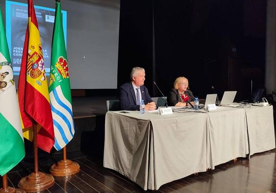 Juan de la Cruz Belmonte y María del Mar Martínez en la inauguración.