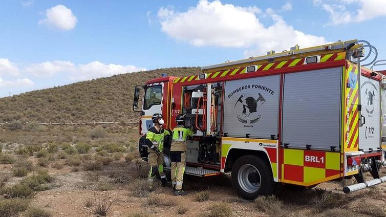Dos menores afectados por humo al incendiarse una casa en El Ejido