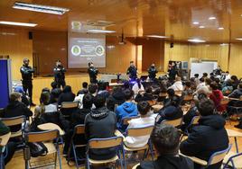 La Policía Local conciencia contra el consumo y el menudeo de drogas en el IES Santo Domingo