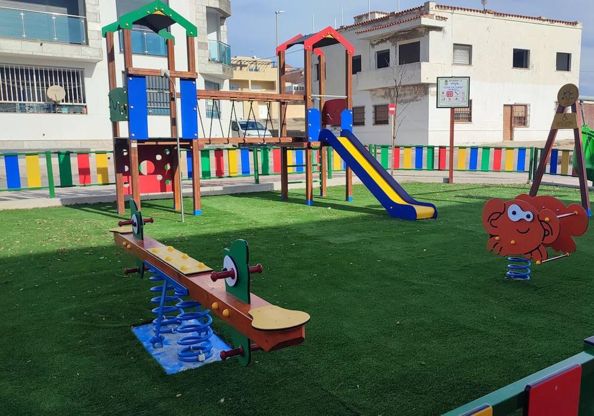 Guardias Viejas cuenta ya con dos nuevas zonas de juegos para todas las edades