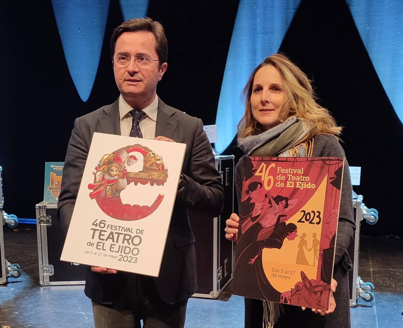 Francisco Góngora y Elena Gómez con los carteles ganadores. 