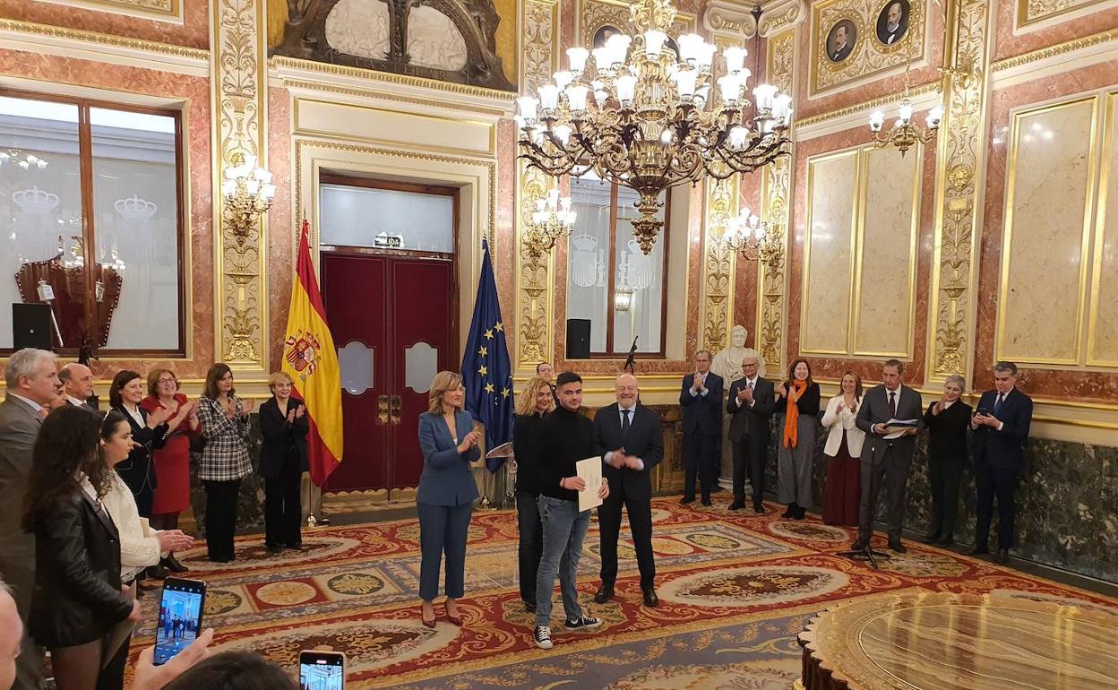Premio nacional a los 32 versos que resumen la historia de la Constitución