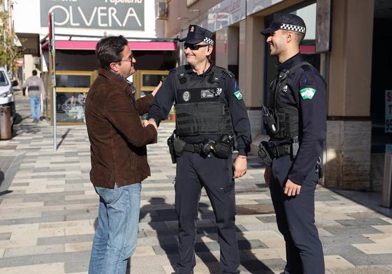 Francisco Góngora junto a dos policías locales de El Ejido.