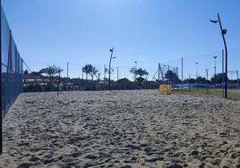 En esta pista de voley playa falta un poste y la red de juego.