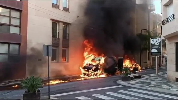 Arden dos vehículos junto al Ayuntamiento de El Ejido