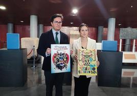 Francisco Góngora y Elena Gómez con el cartel del Festival de Teatro y de la Muestra de Teatro Aficionado.