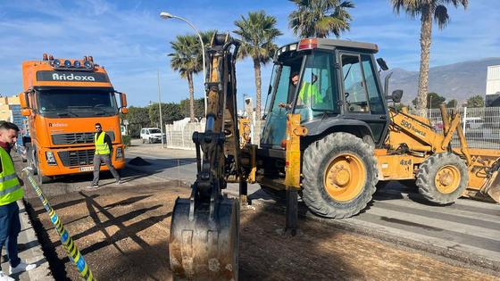 La Junta aplica un nuevo asfalto que reducirá el ruido del tráfico por la travesía de Las Norias
