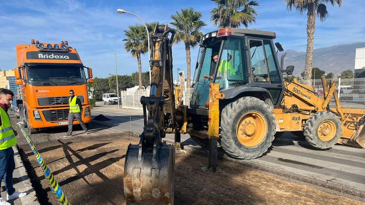 La Junta aplica un nuevo asfalto que reducirá el ruido del tráfico por la travesía de Las Norias