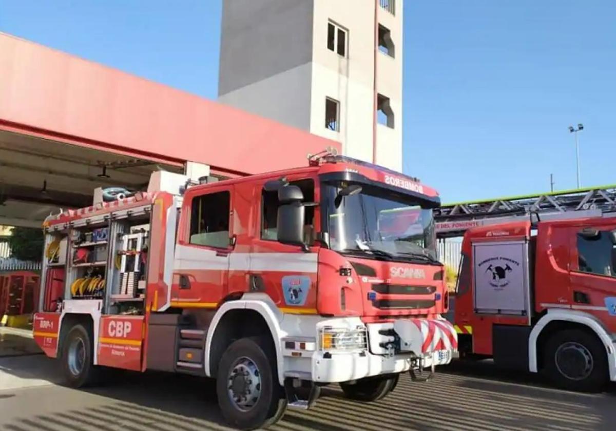 Bomberos del Poniente y Guardia Civil sofocan un incendio cerca de Punta Entinas