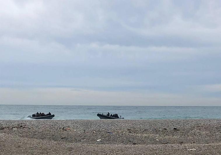 Dos 'pateras taxi' en Guardias Viejas, esta mañana.