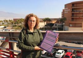Carmen María Gómez Carpintero con las dos reclamaciones que han interpuesto ya ante el Hospital Universitario Poniente.