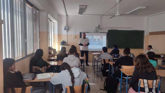 El IES Santo Domingo se une al programa 'Para, piensa, conéctate'