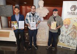 Javier Rodríguez, Víctor Cara y Santiago Girón con las obras premiadas.