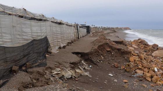 El deterioro de la playa de Balerma, en el foco político