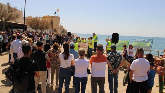 Cientos de personas se concentran en Balerma para recordar que su playa agoniza