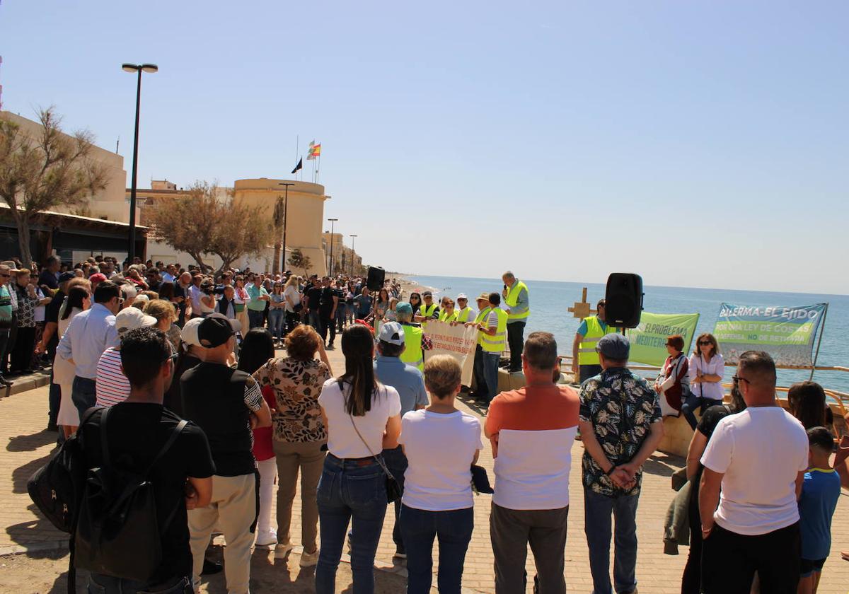 Cientos de personas se concentran en Balerma para recordar que su playa agoniza