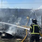 Los bomberos extinguen un incendio una infravivienda en El Ejido