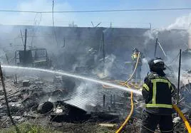 Los bomberos extinguen un incendio una infravivienda en El Ejido