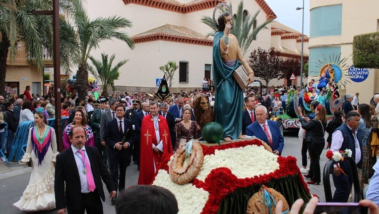 Miles de personas acompañan a San Marcos en una multitudinaria procesión-romería