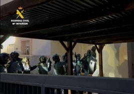 Agentes de la Guardia Civil durante las operaciones.