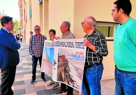 Protesta ciudadana ante Costas para buscar una solución a la playa de Balerma, el viernes