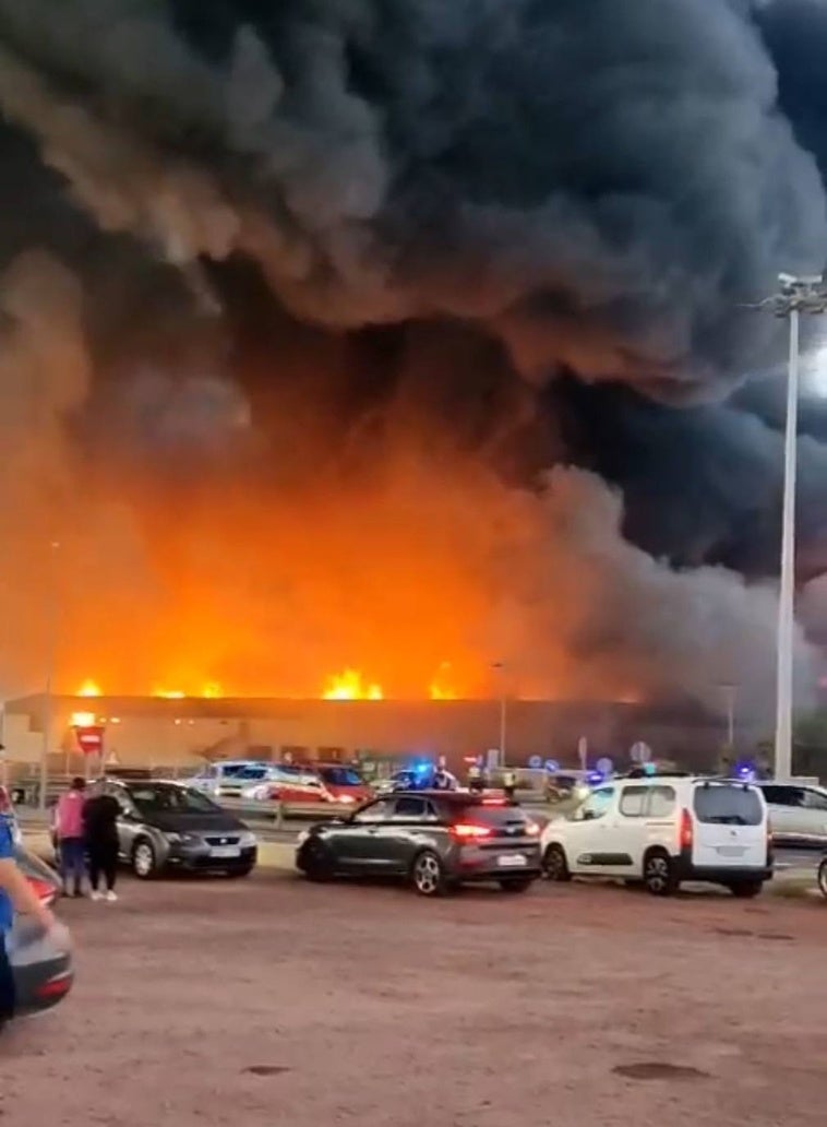 Controlado el incendio que se ha tragado las instalaciones de Mabe Hortofrutícola en Las Norias