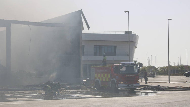El viento, el principal peligro de que algún foco del incendio de Mabe reavive