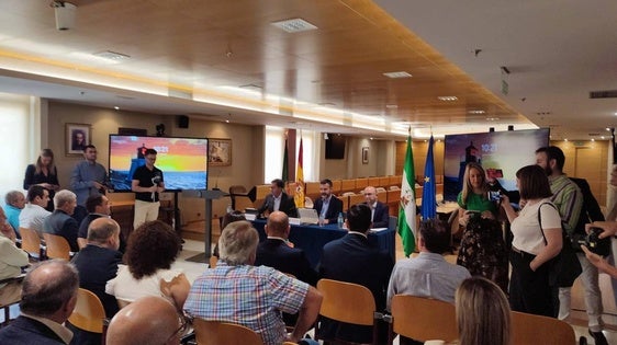 Fernández-Pacheco afirma tras visitar Mabe que «donde no lleguen las aseguradoras estará la administración pública para echar una mano»